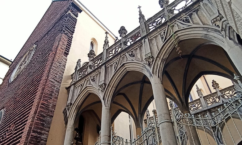 dettaglio stile gotico del monastero di san benedetto di milano